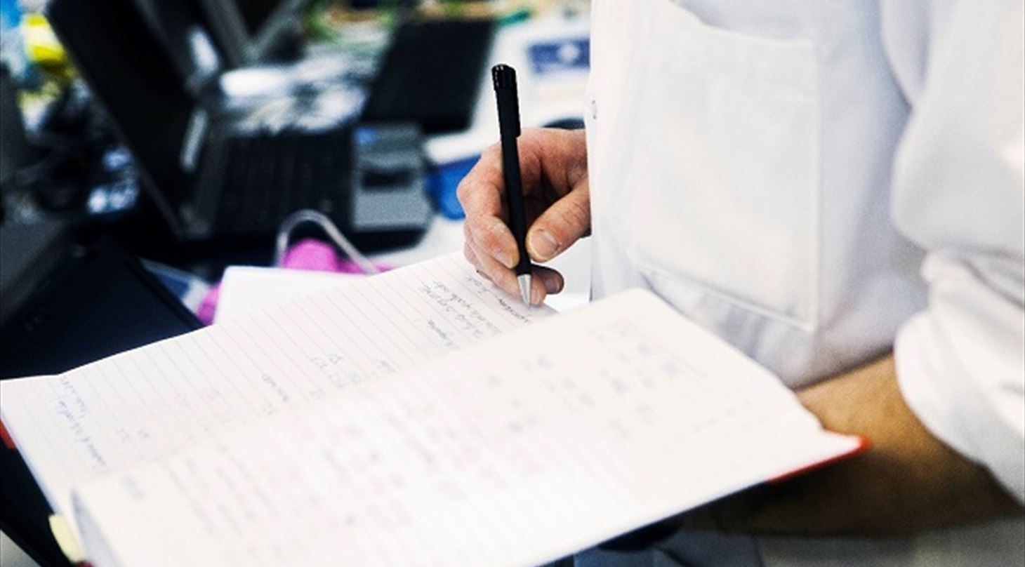 Der noteres resultater i en laboratoriebog